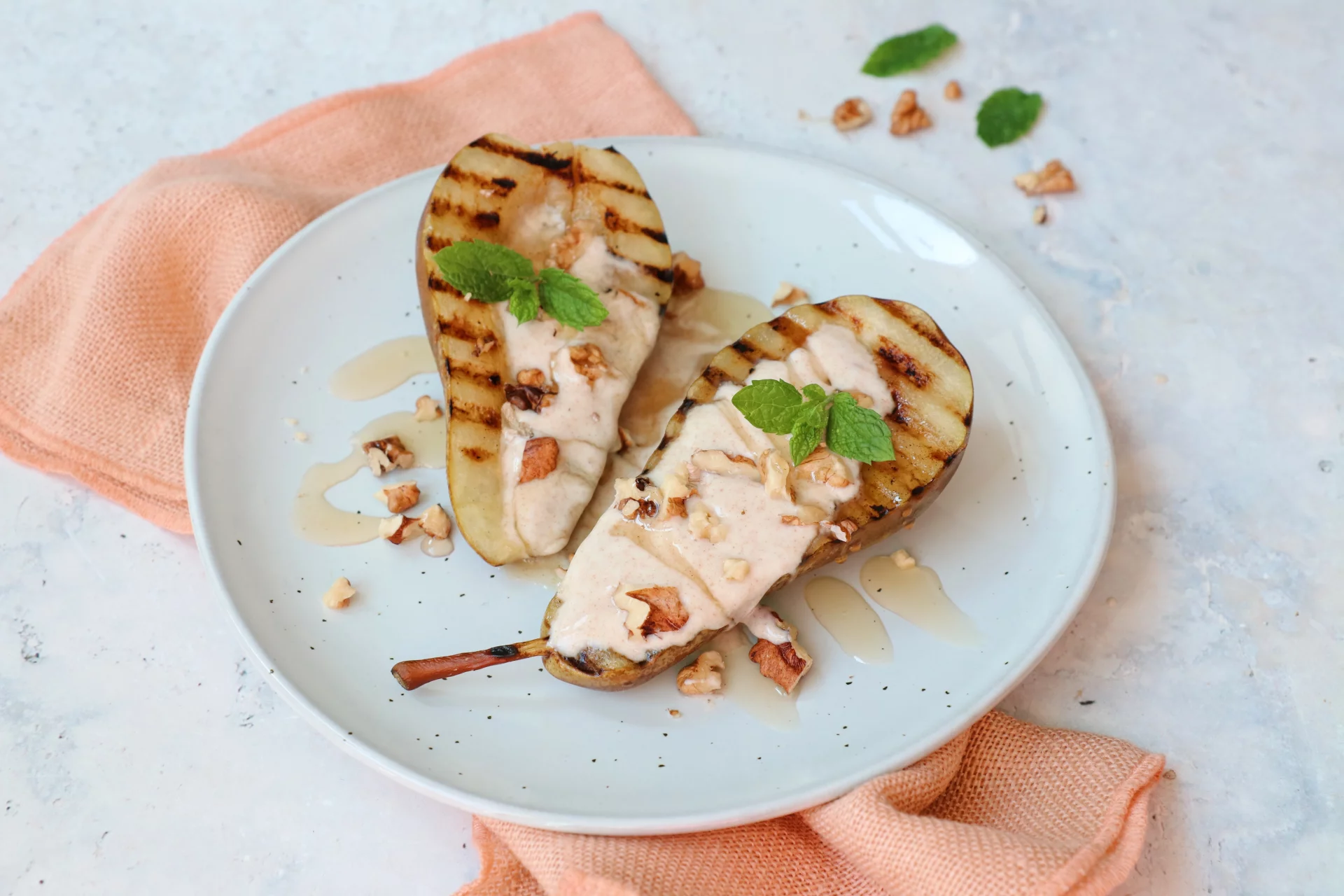 Gegrilde peer met kaneel yoghurt